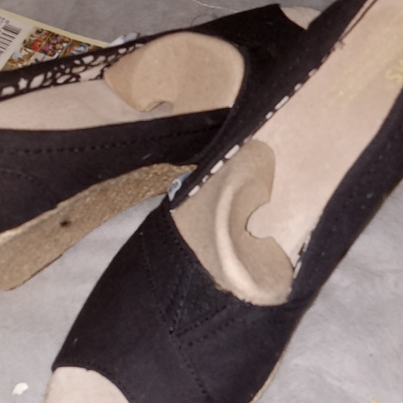 Shoes - Picture 5 of 6